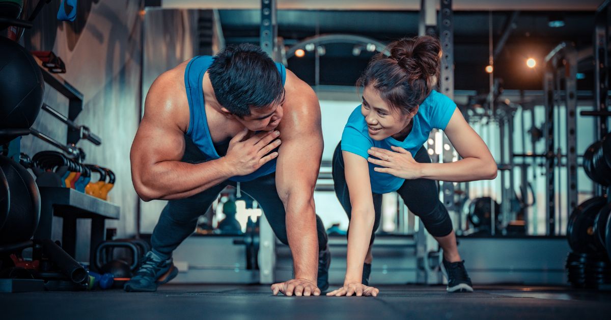 Fitness Couple doing pushups together