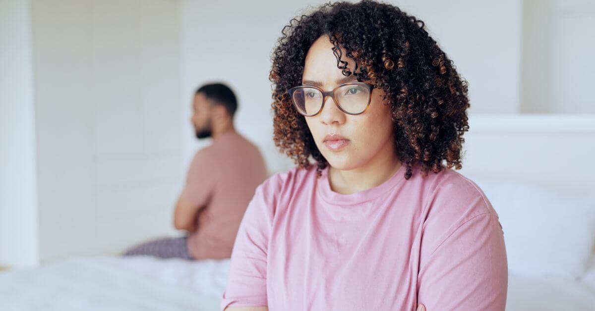 Fear of commitment | Woman sitting distantly from man